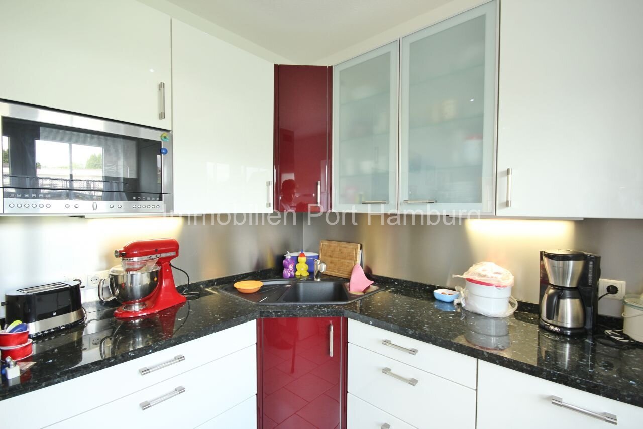 Modern fitted kitchen with corner solution - high-quality equipment and clever use of space! Modern fitted kitchen with corner solution - high-quality equipment and clever use of space!