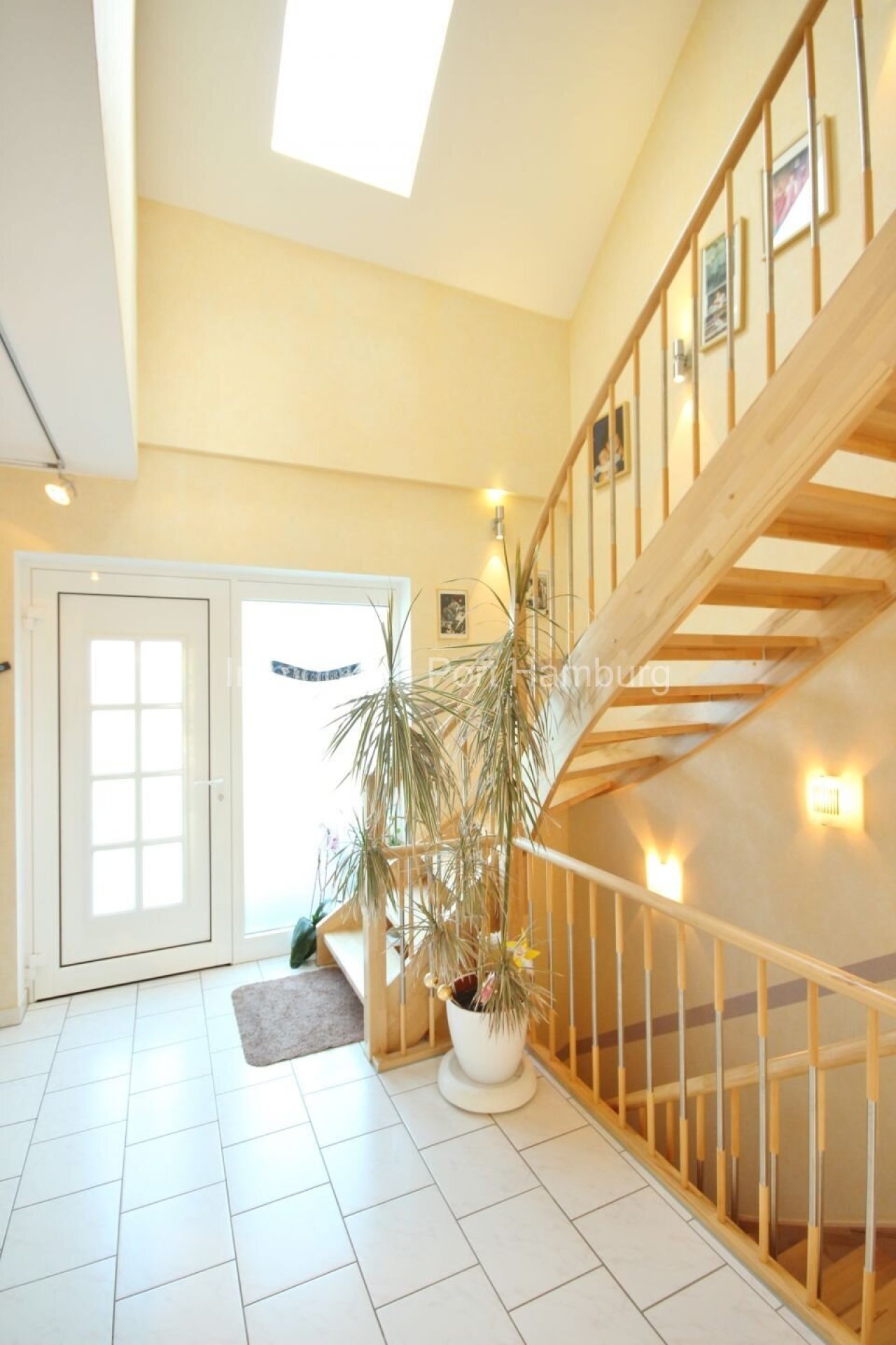 Brightly lit entrance area with elegant wooden staircase – your welcoming ambiance with the highest living comfort! Brightly lit entrance area with elegant wooden staircase – your welcoming ambiance with the highest living comfort!