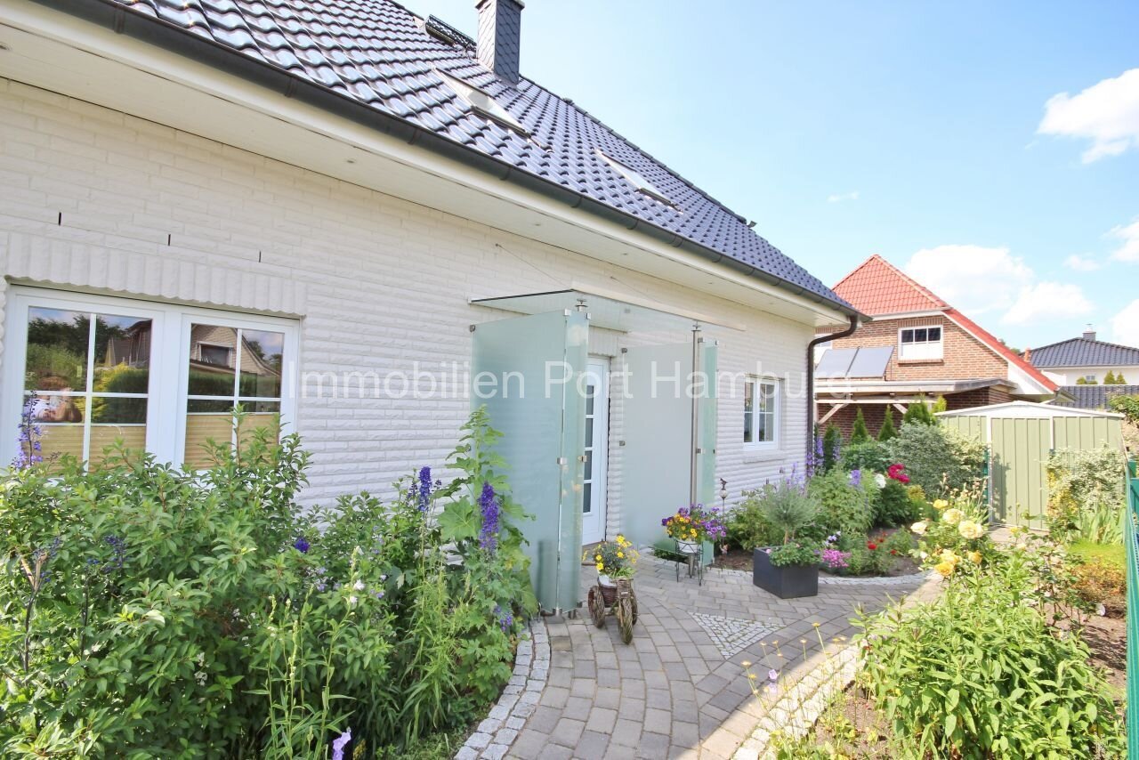 A single-family home flooded with light, with a dreamlike garden design and a glass porch. A single-family home flooded with light, with a dreamlike garden design and a glass porch.