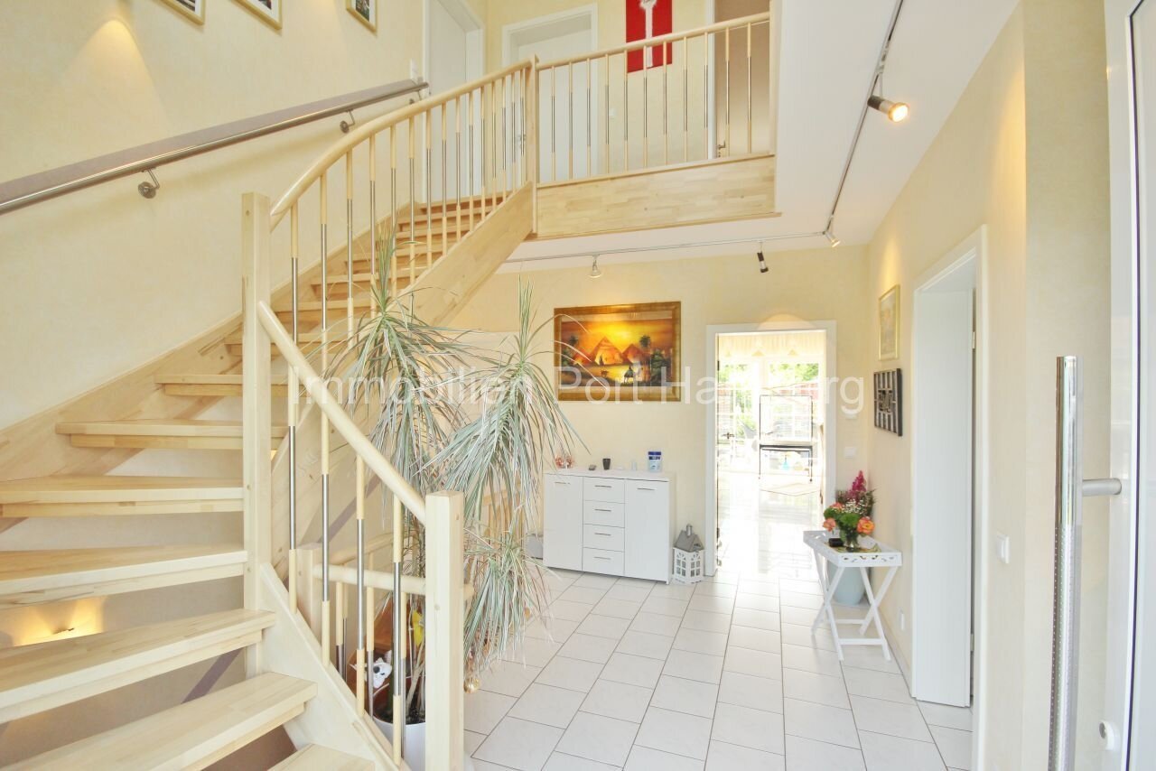Bright living dream with elegant wooden staircase and open floor plan – your entrance to a wellness oasis! Bright living dream with elegant wooden staircase and open floor plan – your entrance to a wellness oasis!