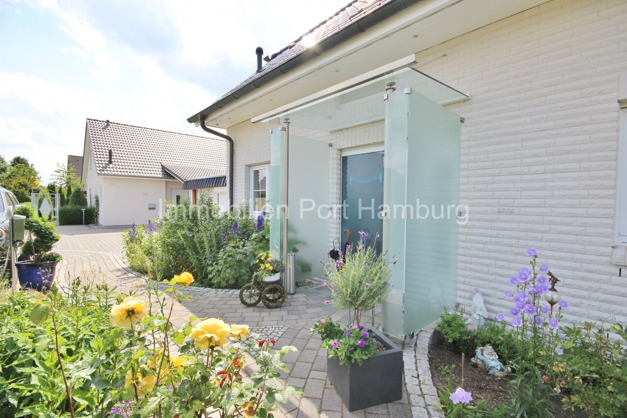 Modern entrance area with an elegant glass canopy and lovingly designed flower border planting - your representative reception area! Modern entrance area with an elegant glass canopy and lovingly designed flower border planting - your representative reception area!