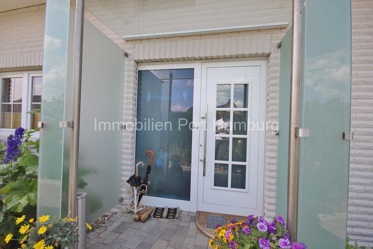 Representative front door system with privacy protection and elegant glass design – inviting entrance area with high-quality craftsmanship Representative front door system with privacy protection and elegant glass design – inviting entrance area with high-quality craftsmanship