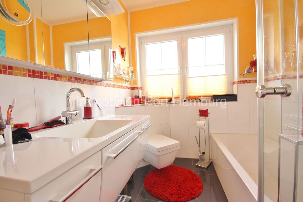 Brightly lit designer bathroom with clever layout and high-quality sanitary fittings. Brightly lit designer bathroom with clever layout and high-quality sanitary fittings.