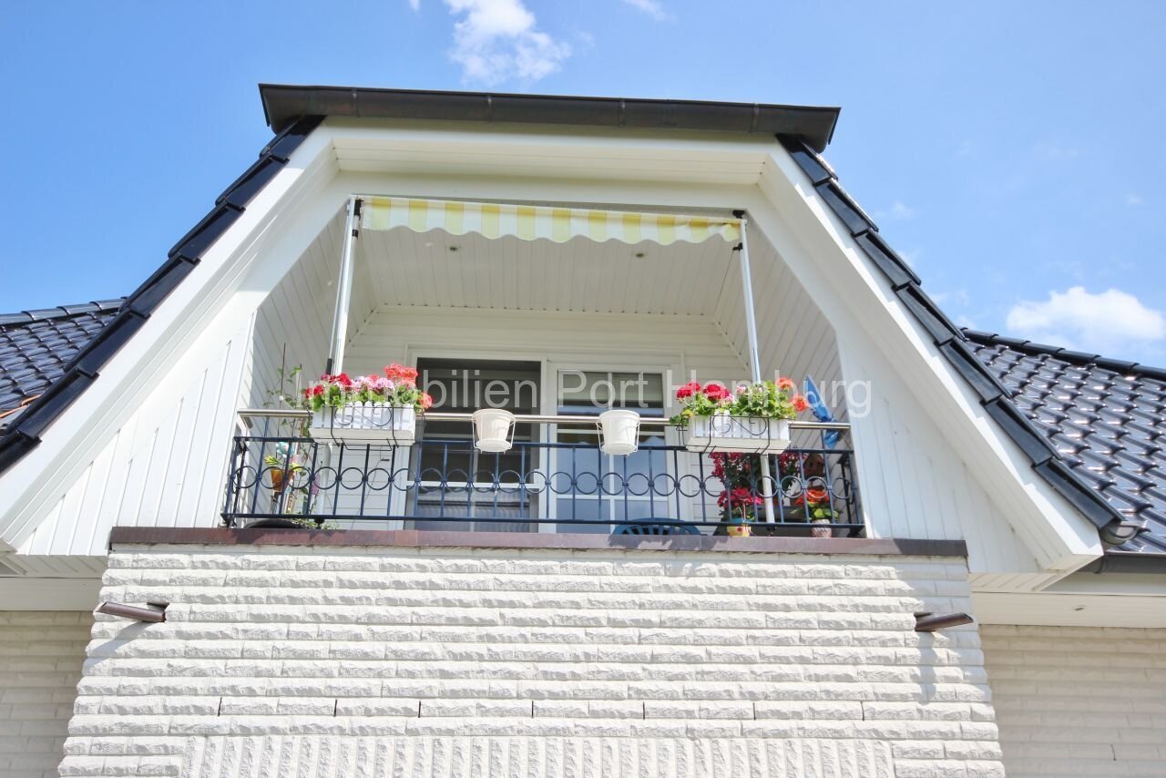 Pas de modifications dans le texte !Un balcon en sous-pente baigné de lumière avec un store élégant - votre oasis de fraîcheur sous le toit ! Pas de modifications dans le texte !Un balcon en sous-pente baigné de lumière avec un store élégant - votre oasis de fraîcheur sous le toit !