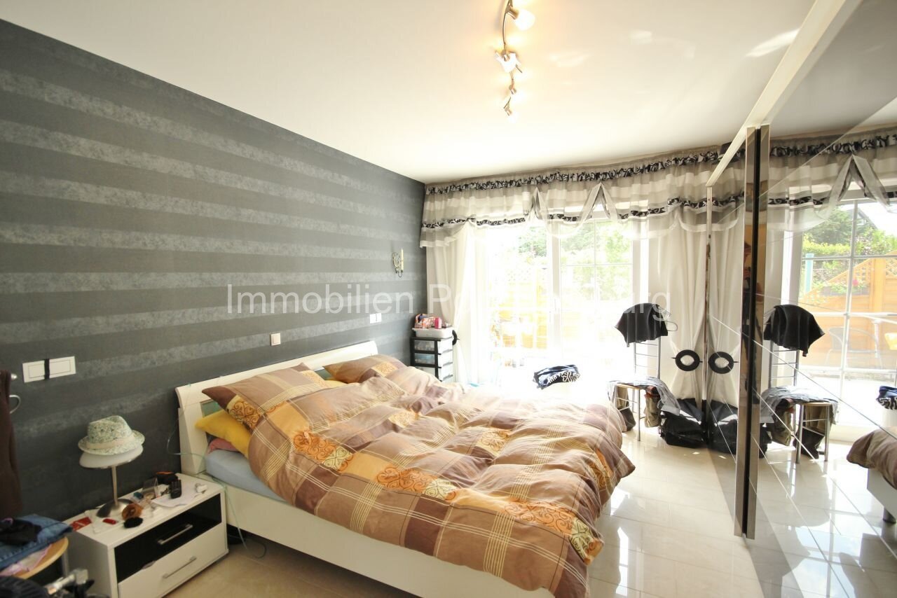 Chambre lumineuse avec un mur d'accent design et de grandes fenêtres panoramiques – votre refuge avec un sentiment de bien-être ! Chambre lumineuse avec un mur d'accent design et de grandes fenêtres panoramiques – votre refuge avec un sentiment de bien-être !