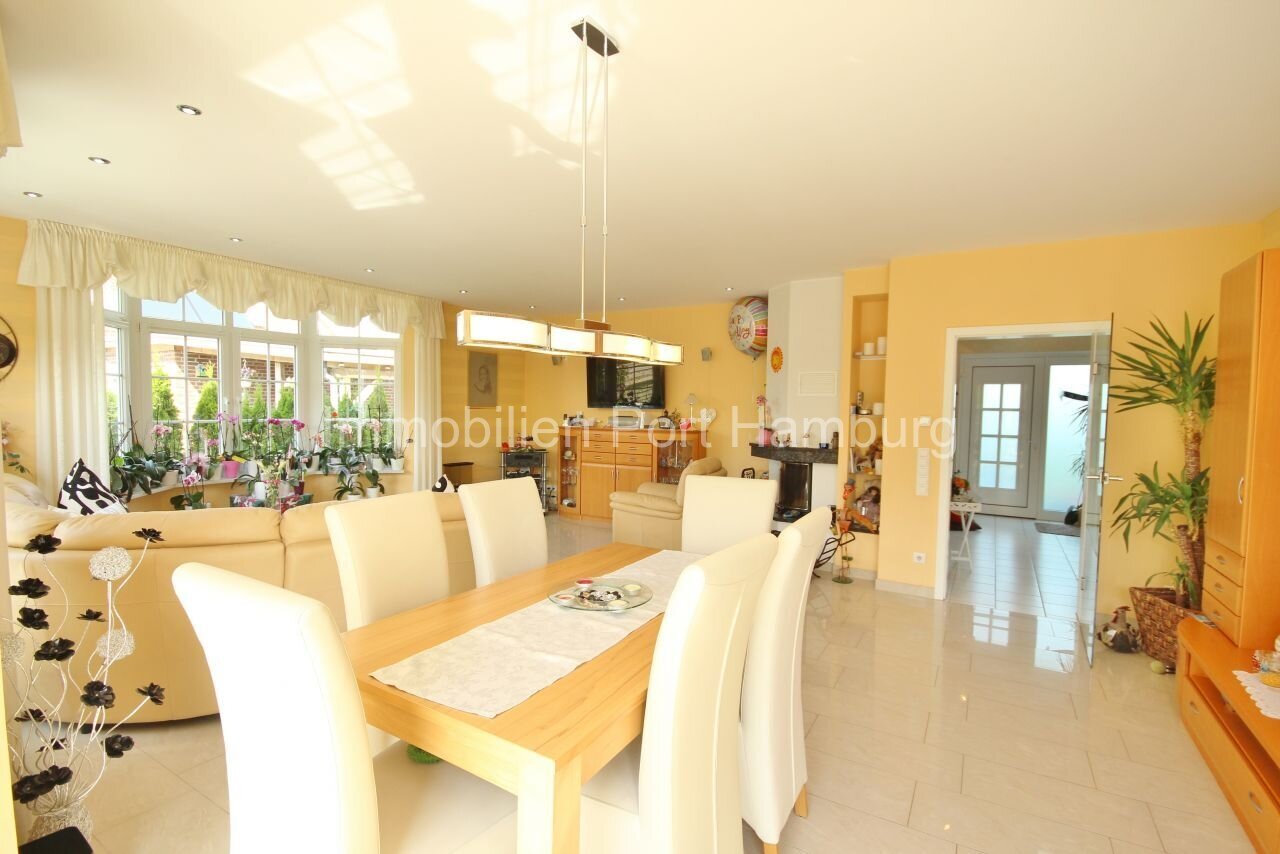 Salon-salle à manger lumineux avec une disposition élégante et de grandes fenêtres panoramiques s'étendant du sol au plafond Salon-salle à manger lumineux avec une disposition élégante et de grandes fenêtres panoramiques s'étendant du sol au plafond